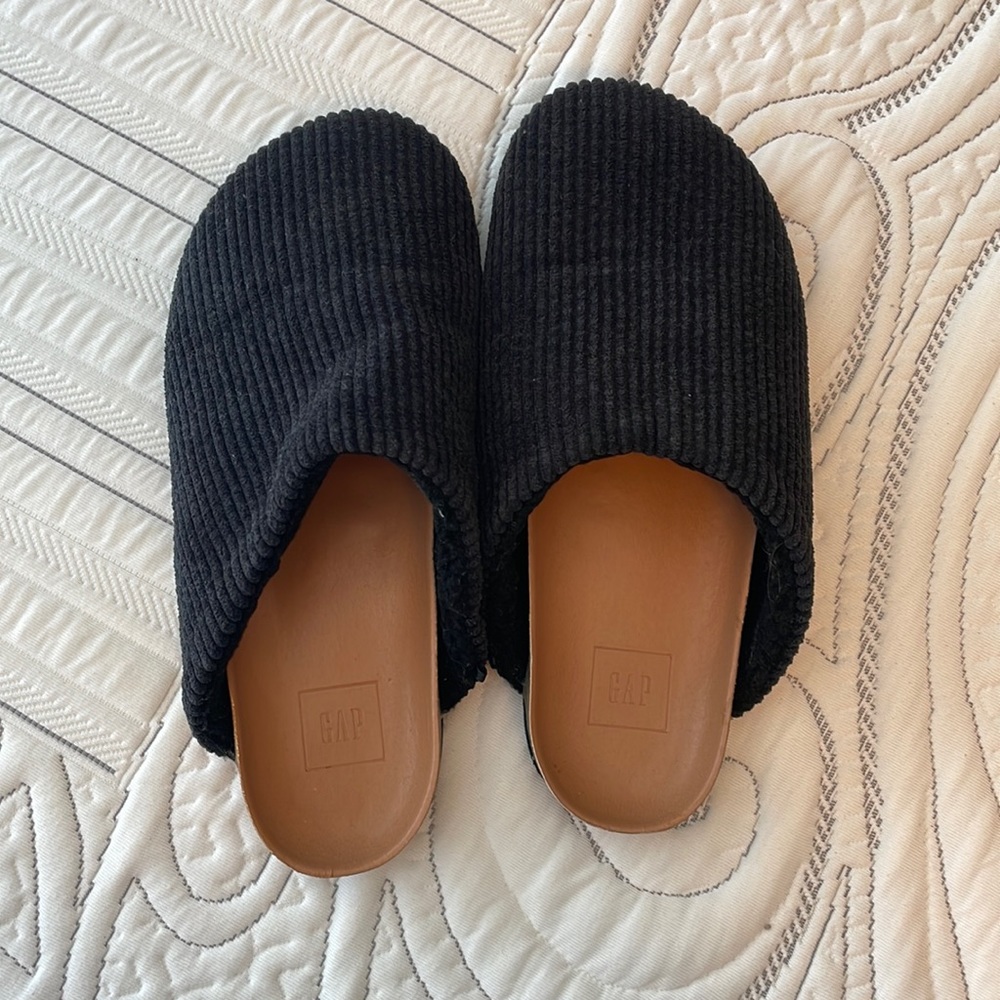 Gap Black Slides